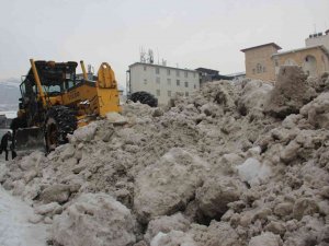 Hakkari’de Kamyonlarla Kar Taşınıyor