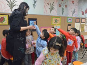 Minik Eller Hayallerini Ebrulara Aktarıyor