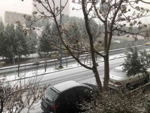 Tahran’a Mevsimin İlk Karı Yağdı