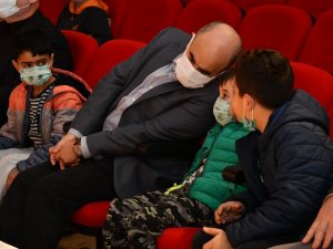 Vali Dağlı, Çocuklarla Birlikte Tiyatro İzledi