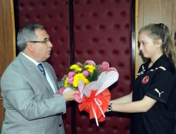 Vali Nayir'dan Başarılı Sporculara Ödül
