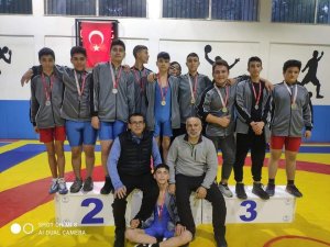 Genç Güreşçiler 4 Sıklette İl Şampiyonu