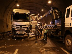 Trabzon'da tünelde devrilen tır nedeniyle kapanan sahil yolu ulaşıma açıldı