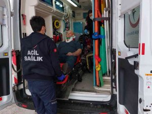 Kaza Sonrası Aracındaki Hasara Bakarken Başka Bir Aracın Çarptığı Sürücü Hastanelik Oldu