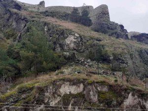 Osmancık Kalesi’nden Düşen Kaya Parçaları Korkuttu