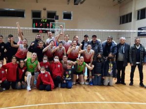 Voleybolda Ayvalık Derbisini Kırmızı Şimşekler Kazandı