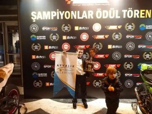 10 Yaşındaki Ayvalıklı Motosikletçi Kupasına Kavuştu