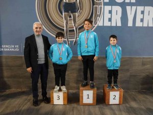 Ümraniye’de Genç Yüzücülerin Şampiyonluk Mücadelesi Nefes Kesti