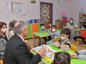 Milli Eğitim Müdürü Gürtürk, Öğrencilere Masal Okudu