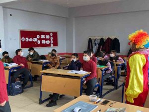 Öğrencilere Okulu Sevdirmek İsteyen Öğretmen Palyaço Kıyafetiyle Derse Girdi