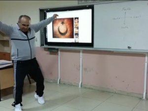 Beden Eğitimi Öğretmeni Sınıfta Harmandalı Oynadı