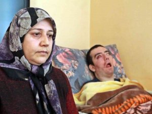 8 Yıldır Gözlerini Kırpamıyor, Adeta Kan Ağlıyor