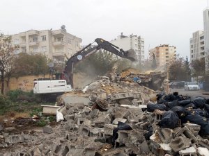 Akdeniz’de Metruk Binaların Yıkımı Devam Ediyor
