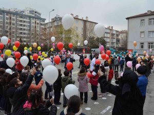 İ̇lkokul Öğrencileri, Atatürk’e Yazdıkları Mektupları Gökyüzüne Bıraktı