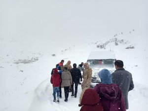 Kar Ve Tipide Mahsur Kalan 20 Öğrenci Kurtarıldı