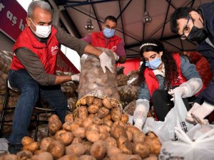 Mersin’de Dar Gelirli Ailelere Patates Ve Soğan Desteği