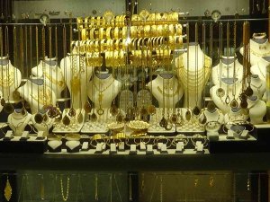 Diyarbakırlı Kuyumcu Stokçulara Tepki Göstererek Yağ İle Altını Aynı Vitrine Koydu