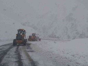 Tunceli’de Kapalı Bulunan 86 Köy Yolunu Ulaşıma Açma Çalışmaları Sürüyor