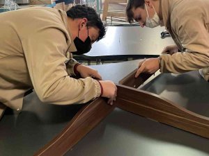 Lise Öğrencileri, İlkokul Öğrencileri İçin Kolları Sıvadı