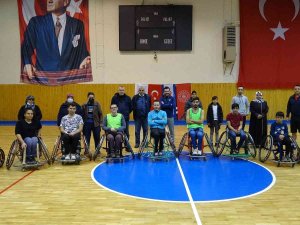 Engelleri Basketbol Oynayarak Aşıyorlar