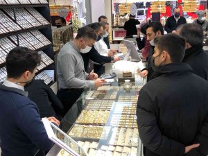 Altın Fiyatları Düştü, Vatandaşlar Kuyumculara Akın Etti