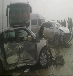 10 araç birbirine girdi 4 yaralı