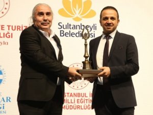 Doç. Dr. Gökhan Tunç’un Eseri İ̇stanbul Edebiyat Festivali’nden Ödülle Döndü