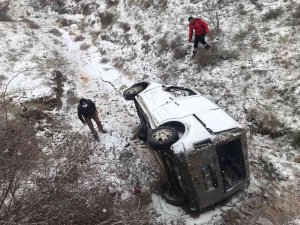 Hafif Ticari Araç Köprüden Uçtu: 2 Yaralı