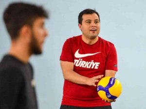Başkan Çakın, Gençlere Sürpriz Yaparak Voleybol Maçına Katıldı