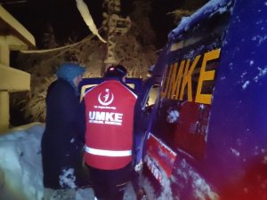 Kar Nedeniyle Köy Yolu Kapanan Hastanın İmdadına Umke Ekipleri Yetişti