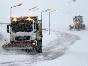 2190 Rakımlı Kızıldağ Geçidinde Kar Ve Tipiden Ulaşım Ağır Tonajlı Araçların Geçişine Kapatıldı
