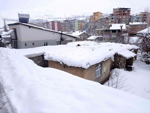 Hakkari’de 247 Yerleşim Yerinin Yolu Ulaşıma Kapandı