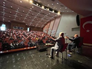 Âşıklar Saz Çalıp Türkülerle Atıştı