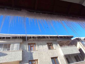 Tatvan’da Çatılarda 1 Metrelik Buz Sarkıtları Oluştu