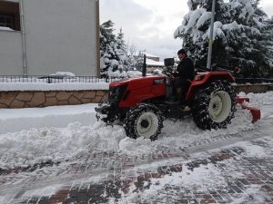 Gökçebey`de Kar Temizleme Ve Tuzlama Çalışmaları Sürüyor