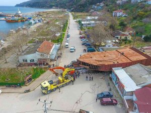 Devasa Tekneyi Karadan Yürütüp Sahile Böyle Taşıdılar