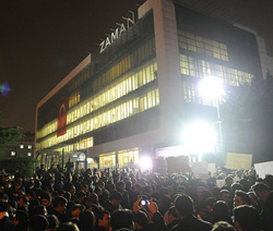 Zaman Gazetesi Önünde Operasyon Protestosu VİDEO İZLE