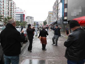 Davul-zurna Tutup Göbek Atarak Doların Düşmesini Kutladı, Çevredekiler Düğün Sandı