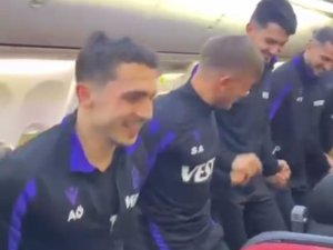 Trabzonsporlu Futbolculardan Uçakta Horon Ve Kolbastı