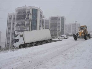 Şarampole Düşen Kamyon Kurtarılmayı Bekliyor