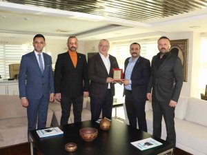 Ülkü Ocakları’ndan Başkan Ergün’e Plaket