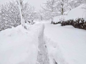Kar Kalınlığı 1 Metreye Ulaştı, Köye Girilemiyor