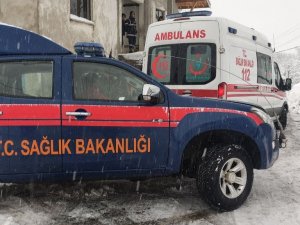 Ekipler Karla Kaplı Yolda Koah Hastasına 5 Saatte Ulaştı