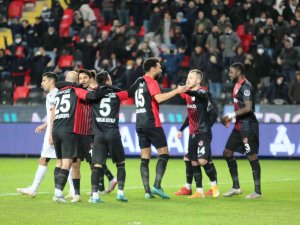 Spor Toto Süper Lig: Gaziantep Fk: 2 - A. Alanyaspor: 1 (Maç Sonucu)