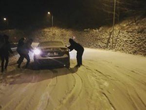 Buz Pistine Dönen Karlı Yolda Sürücüler Zor Anlar Yaşadı