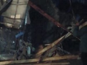 Yamaçtan Kopan Dev Kaya Parçası İki Tırı Kullanılmaz Hala Getirdi