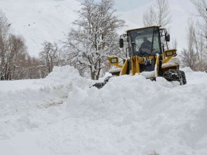 Beytüşşebap’ta Kar Kalınlığı 1 Metreyi Geçti, Ev Ve Araçlar Kara Gömüldü