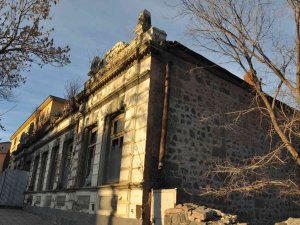 Kars’ta 100 Yıllık Tarihi Binanın Duvarlı Yıkılıyor