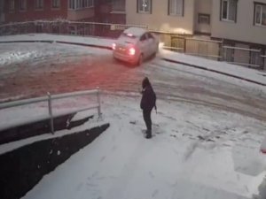 Karda Frene Basınca Kayarak Sitenin Bahçesine Düştü