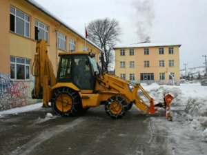 Çaydeğirmeni’nde Kar Temizleme Çalışmaları Devam Ediyor